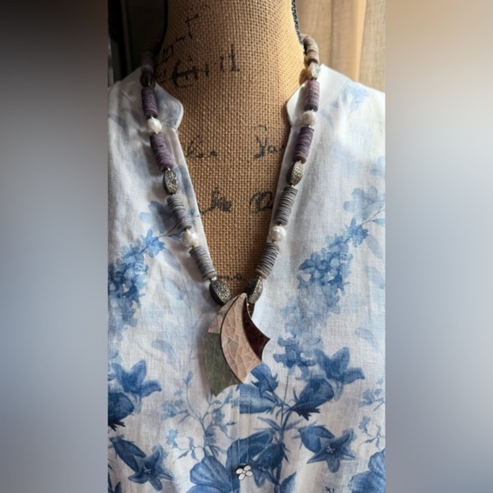 Handcrafted Multi-Tone shell Mosaic mother of pearl Pendant Necklace . Vintage